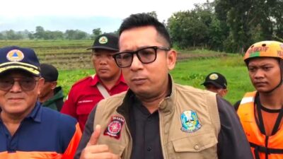 Pj Wali Kota Mojokerto, Moh Ali Kuncoro diwawancarai awak media seusai mengecek di TKP (Redaksi Kabarterdepan.com) 