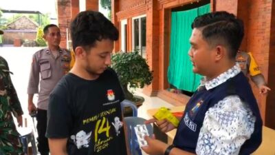 Personel Dokter Kesehatan (Dokkes) Klinik Bhayangkara Polres Mojokerto melakukan pengecekan kesehatan terhadap petugas Kelompok Penyelenggara Pemungutan Suara (KPPS) (Redaksi Kabarterdepan.com) 