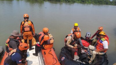Petugas melakukan penyisiran di aliran muara Sungai Brantas di Tlocor Sidoarjo (Redaksi Kabarterdepan.com)