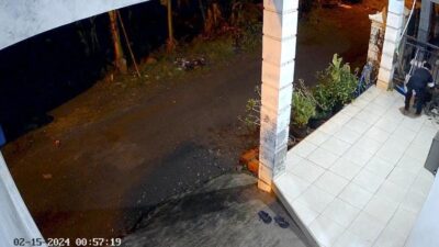 Tangkapan layar rekaman CCTV yang menunjukkan pencurian akuarium di Desa Jasem, Kecamatan Ngoro, Kabupaten Mojokerto (Redaksi Kabarterdepan.com)