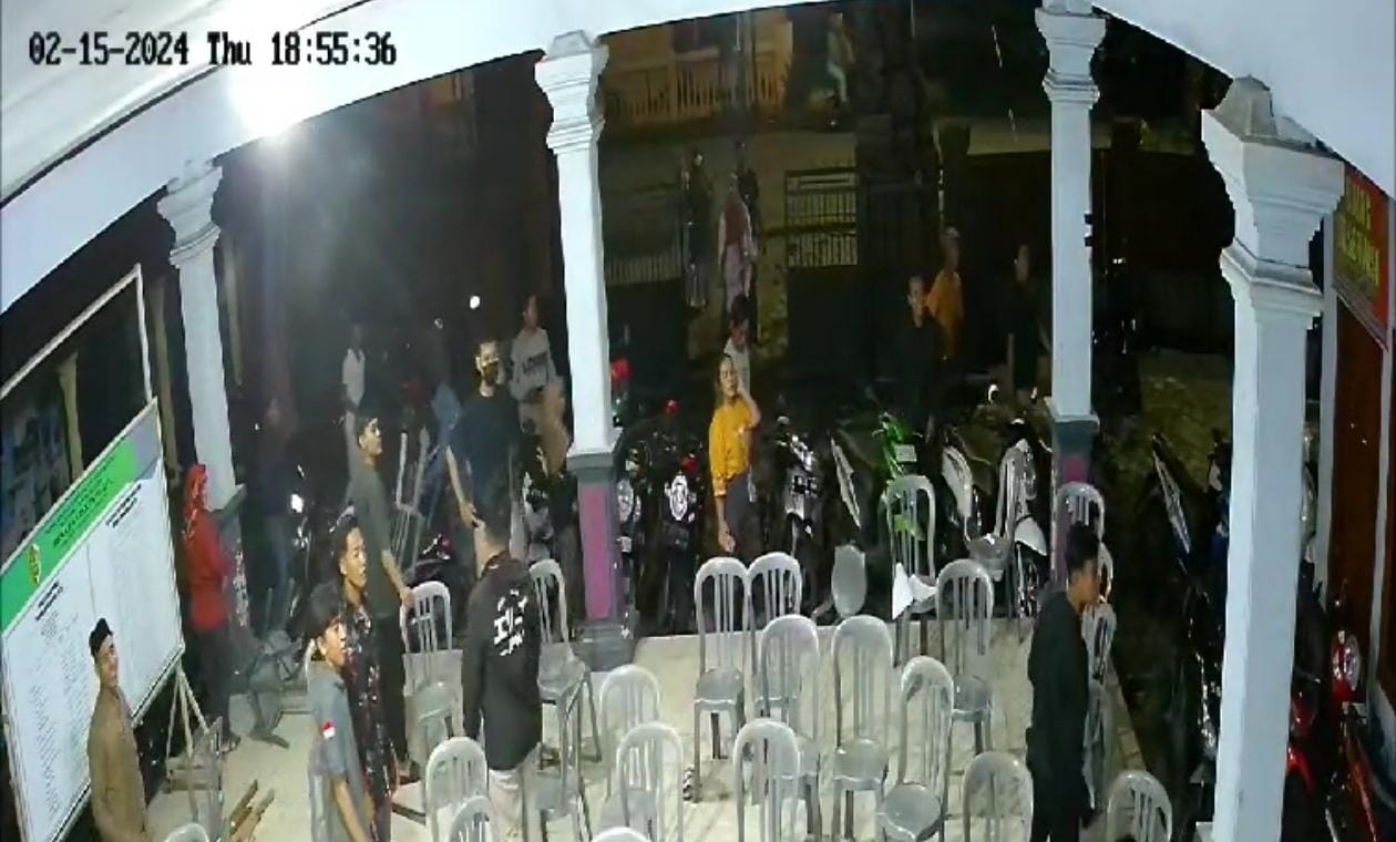 Tangkapan layar rekaman CCTV yang memperlihatkan kepanikan petugas KPPS di Pendopo Balai Desa Banjartanggul, Kecamatan Pungging (Redaksi Kabarterdepan.com)