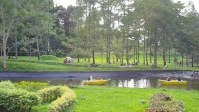 Suasana makan di atas kano, Kaki Gunung Penanggungan, Kafe Danau Berbisik (Redaksi Kabarterdepan.com)