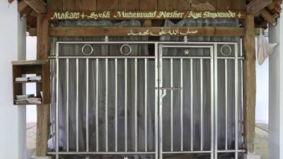 Kondisi makam Syekh Muhammad Nasher ataubEyang Singomodo yang masih terawat dan disakralkan warga. (Masrikin/kabarterdepan.com) 