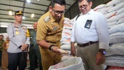 Pj Wali Kota Mohammad Ali Kuncoro saya meninjau stok beras di gudang Bulog cabang Surabaya Selatan. (Diskominfo Kota Mojokerto)