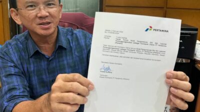 Ahok menunjukkan surat tanda terima penyerahan surat pengunduran diri dari Komisaris PT Pertamina, Jumat (2/2/2024). (Instagram @basukibtp)
