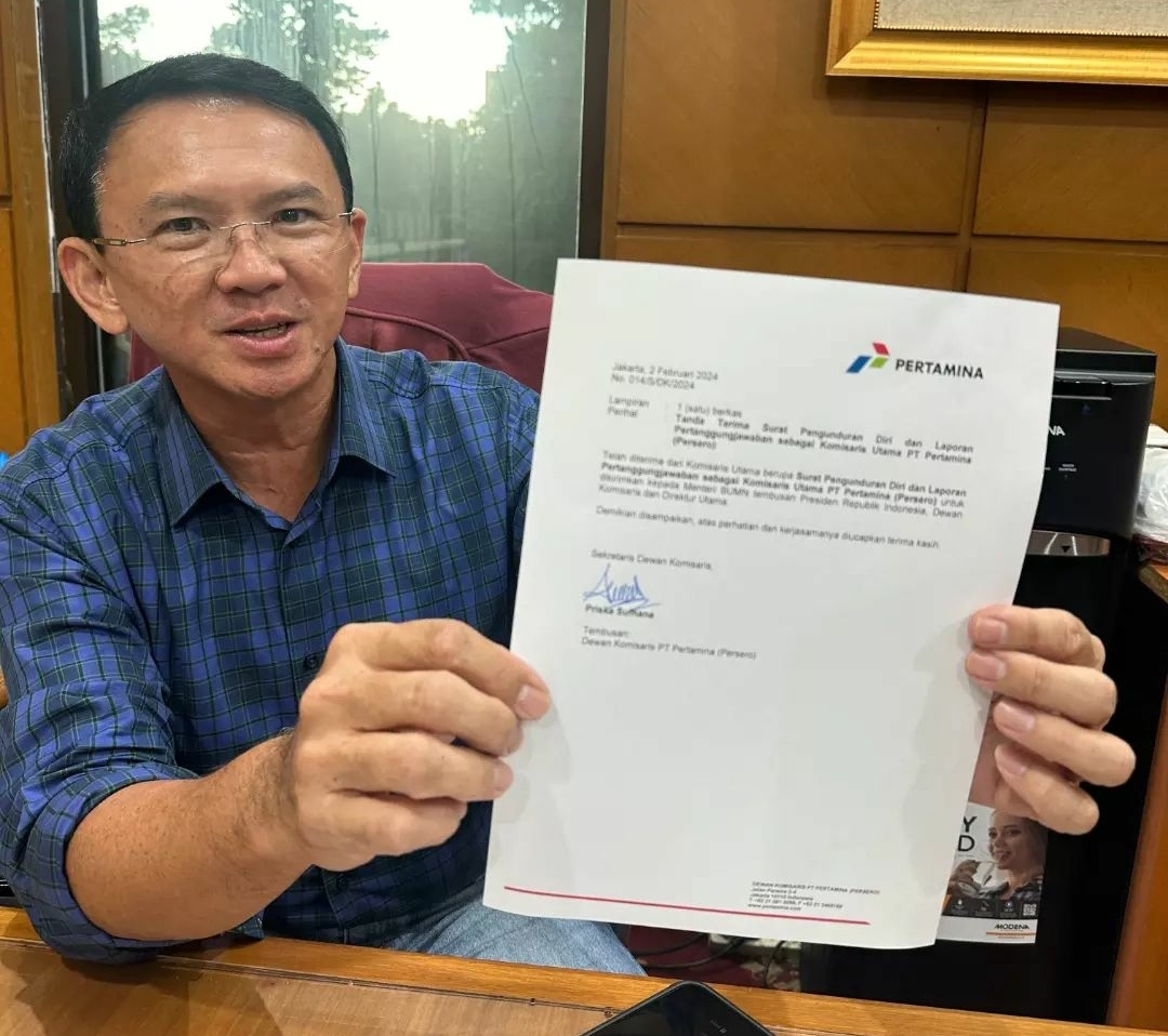 Ahok menunjukkan surat tanda terima penyerahan surat pengunduran diri dari Komisaris PT Pertamina, Jumat (2/2/2024). (Instagram @basukibtp) 