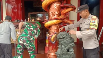 Anggota TNI-Polri membersihkan rumah ibadah di Kota Batu, Sabtu (3/2/2024). (Yan/kabarterdepan.com) 
