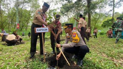 Kapolres Batu AKBP Oskar Syamsuddin turut berpartisipasi dalam penanaman pohon di acara Persami Saka Wira Kartika. (Yan/kabarterdepan.com)