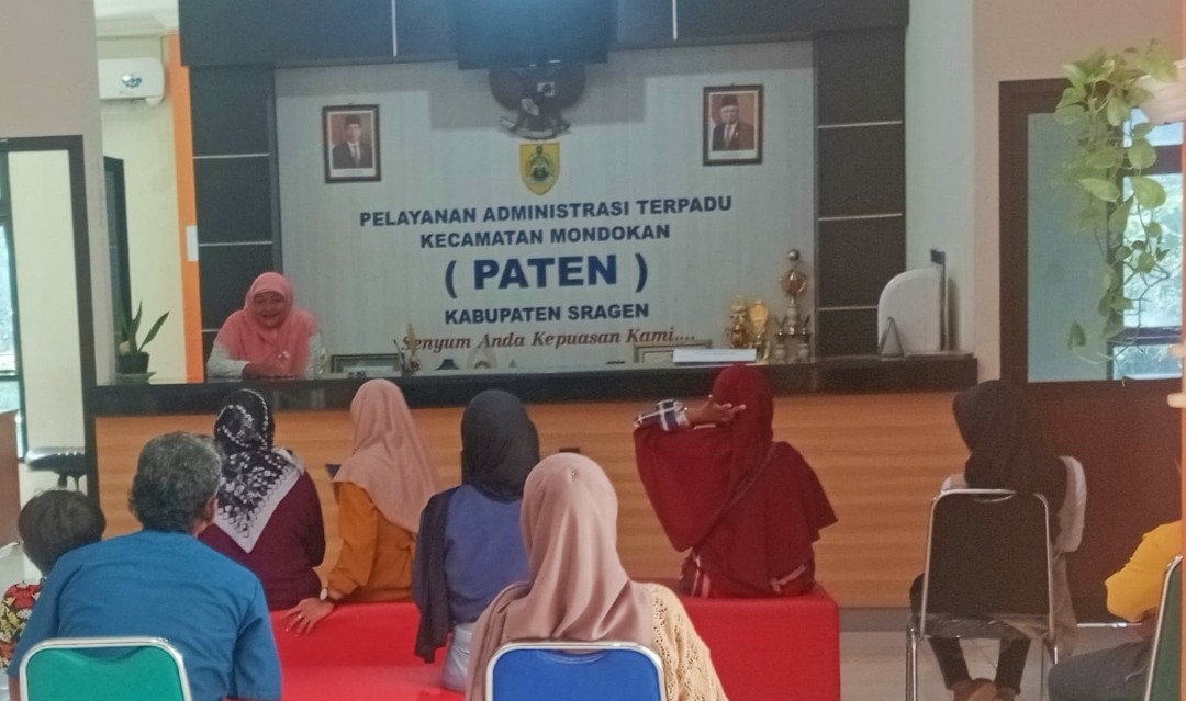 Pelayanan administrasi kecamatan Mondokan di hari Minggu tetap buka. (Masrikin/kabarterdepan.com) 