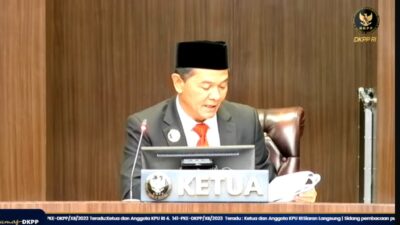 Ketua DKPP RI Heddy Lugito saat membacakan putusan KPU RI langgar kode etik, Senin (5/2/2024). (Tangkapan layar YouTubs DKPP RI) 