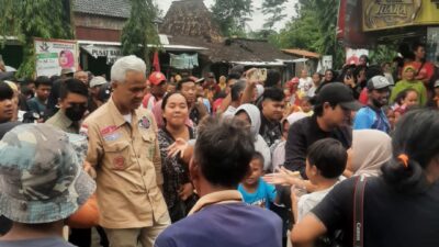 Kedatangan Ganjar Pranowo di lokasi banjir Grobogan mendapat sambutan meriah dari korban banjir, Rabu (7/2/2024). (Masrikin/kabarterdepan.com) 