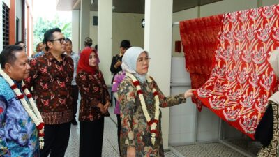Kementerian Peridustrian kagumi fasilitas di Sentra IKM Batik Kota Mojokerto. (Erix/kabarterdepan.com) 
