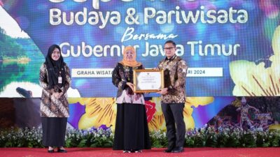 IMG 20240208 122043 1 Pj wali kota Batu menerima penghargaan dari Gubernur Jawa Timur, Kamis (8/2/2024). (Yan/kabarterdepan.com)