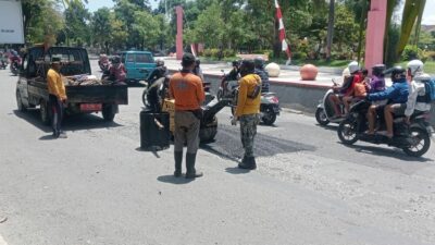 Perbaikan jalan di Simpang Lima, Purwodadi. (Masrikin/kabarterdepan.com) 