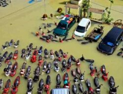 Tanggul Jebol, Banjir Lumpuhkan Jalur Pantura Demak-Kudus