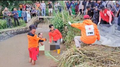 Proses evakuasi jasad korban hanyut terbawa arus sungai di Mojokerto. (Joe/kabarterdepan.com