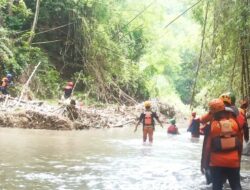 Hari Kedua, BPBD Mojokerto Terjunkan 50 Personel Pencarian Korban Terseret Arus Sungai Pacet