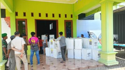 Pendistribusian logistik Pemilu 2024 ke Kecamatan Sooko Kabupaten Mojokerto mendapat kawalan TNI/Polri, Senin (12/2/2024). (Joe/kabarterdepan.com) 