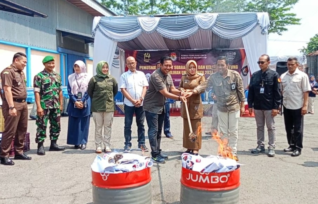 IMG 20240213 150126 1 Pemusnahan surat suara rusak Pemilu 2024 oleh KPU Kabupaten Mojokerto, Selasa (13/2/2024). (Joe/kabarterdepan.com)