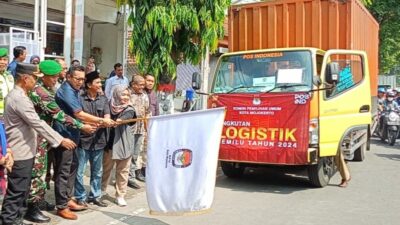 Pj Wali Kota Mojokerto melepas keberangkatan pendistribusian logistik Pemilu 2024. (Joe/kabarterdepan.com) 