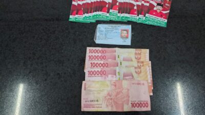 Barang bukti yang berhasil diamankan Bawaslu Kota Batu, terdiri dari uang dan sticker, serta KTP. (Yan/kabarterdepan.com) 