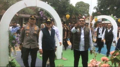 Plh Gubernur Jatim saat mengunjungi TPS tematik di Kota Mojokerto, Rabu (14/2/2024). (Erix/kabarterdepan)