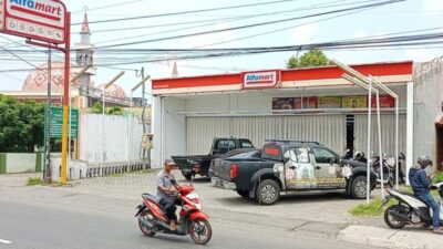 Alfamart di jalan Raya Sooko, Kabupaten Mojokerto yang dibobol maling, Kamis (15/2) 2024). (Joe/kabarterdepan.com)