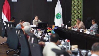 Pj Wali Kota Batu Aries Agung Paewai, saat memimpin rapat terbatas yang diikuti oleh beberapa Kepala OPD Pemkot Batu. (Yan/kabarterdepan.com) 