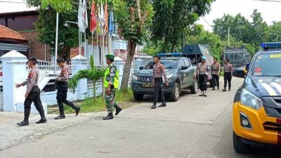 Petugas patroli gabungan saat mengunjungi kantor KPU Kabupaten Mojokerto, Kamis (15/2/2024). (Joe/ka bar Terdepan.com)