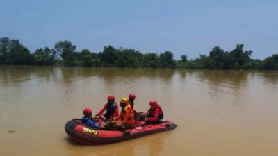 Tim SAR melakukan penyisiran pencarian korban di aliran sungai Dusun Tlocor, Desa Kedungpandan, Kecamatan Jabon, Sidoarjo, Kamis (15/2/2024). (Joe/kabarterdepan.com) 