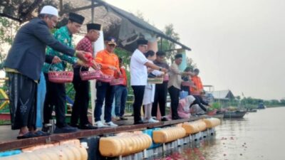 IMG 20240216 223723 2 Prosesi tabur bunga di sungaibTlocor, Sidoarjo, Jumat (16/2/2024). (Joe/kabarterdepan.com)