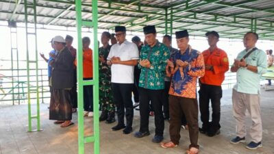 Pj Wali Kota Mojokerto bersama OPD dan keluarga korban salat gaib di posko pencarian, Jumat (16/2/2024). (Joe/kabarterdepan.com) 