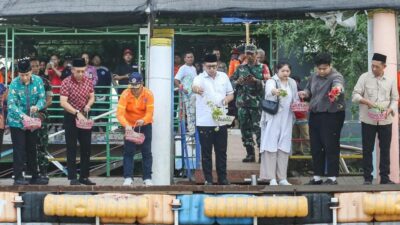 Keluarga korban bersama Pj Wali Kota Mojokerto melakukan tabur bunga di lokasi pencarian, Jumat (16/2/2024). (Joe/kabarterdepan.com)
