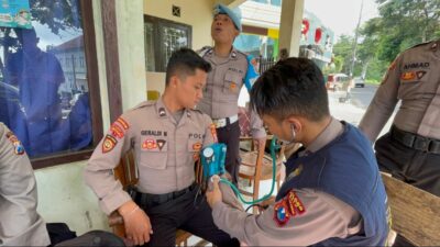 Urkes Polres Baru saat memeriksa kondisi kesehatan sejumlah petugas Polri, TNI, PPK dan Linmas. (Yan/kabarterdepan.com) 