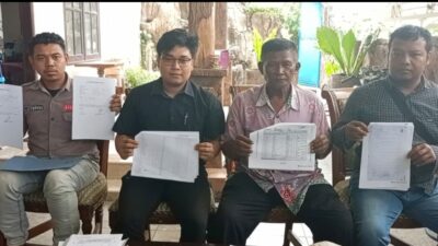 Dua Caleg Kabupaten Demokrat Mojokerto, Surasa dan Ananda Ubaid Sihabuddin Argi diapit dua timsesnya tunjukan data, Minggu (18/2/2024). (Joe/kabarterdepan.com) 