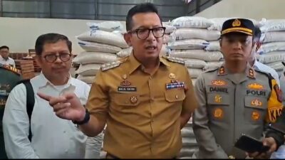 Pj Wali Kota Mojokerto Moh Ali Kuncoro memberikan keterangan pers kepada wartawan, Senin (19/2/2024). (Redaksi/kabarterdepan.com) 