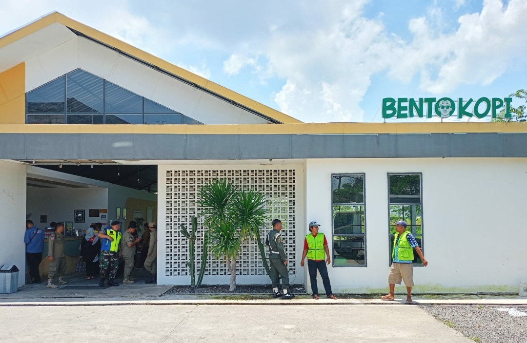 IMG 20240222 225551 1 Cafe Bento yang belum memiliki izin reklame dan bangunan. (Joe/kabarterdepan.com)