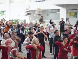 Pj Wali Kota Batu Bersama Ribuan Guru Senam Bersama di Pasar Induk Among Tani