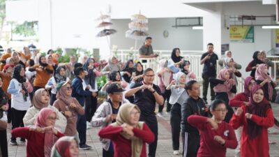 Pj. Wali Kota Batu Aries Agung Pawai, bersama guru dari tingkat SD hingga SMP, dan ASN Dinas Pendidikan, saat senam bersama di Pasar Induk Among Tani. (Yan/kabarterdepan.com) 