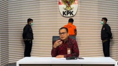 Konferensi pers KPK resmi menetapkan Kepala BPPD Sidoarjo sebagai tersangka kasus dugaan korupsi pemotongan insentif ASN. (Instagram @official.kpk) 
