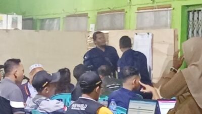 Proses penghitungan ulang di gedung UPT Dinas Pendidikan Kecamatan Trowulan, Kabupaten Mojokerto, Jumat (23/2/2024) malam. (Joe/kabarterdepan.com) 