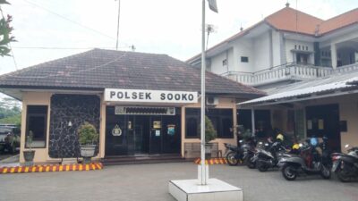 Korban melaporkan kasus kehilangan motornya di Polsek Sooko, Senin (26/2/2024). (Joe/kabarterdepan.com) 