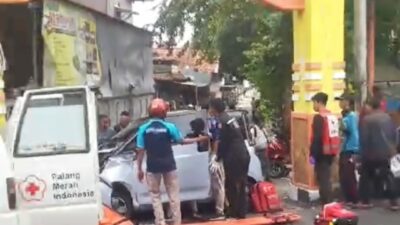 Proses evakuasi korban yang tertabrak mobil listrik, Senin (26/2/2024). (Joe/kabarterdepan.com)