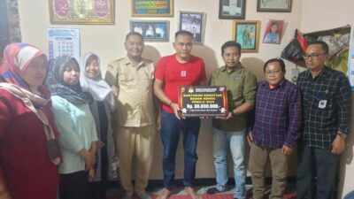 KPU Kabupaten Mojokerto menyerahkan santunan untuk keluarga anggota KPPs yang wafat saya menjalankan tugas, Senin (26/2/2024). (Joe/kabarterdepan.com) 