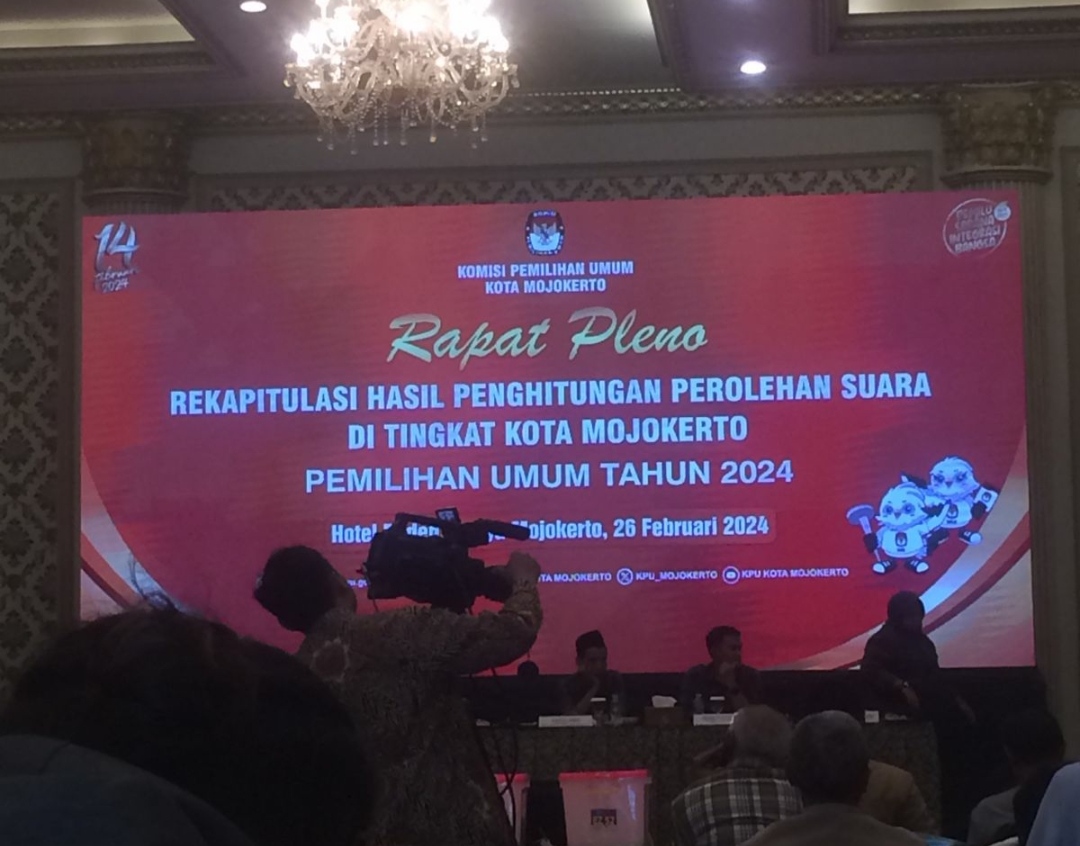Proses rapat pleno rekapitulasi KPU Kota Mojokerto, Senin (26/2/2024). (Erix/kabarterdepan.com) 
