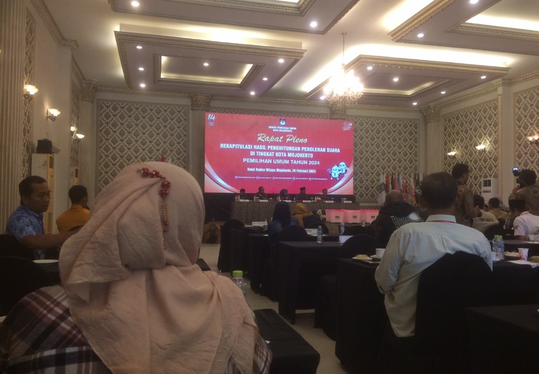 Proses rapat pleno rekapitulasi suara KPU Kota Mojokerto, Senin (26/2/2024). (Erix/kabarterdepan.com) 