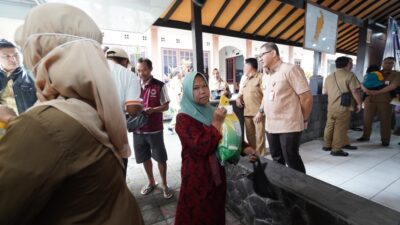 IMG 20240227 220701 1 Pj Wali Kota Batu Aries Agung Paewai, saat meninjau kegiatan Operasi Pasar KWB. (Yan/kabarterdepan.com)