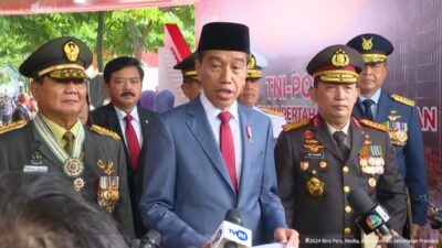 Presiden Jokowi memberikan keterangan keoadaedia usai seremoni pemberian tanda kehormatan kepada Prabowo Subianto, Rabu (28/2/2024). (YouTube Sekretariat Presiden)