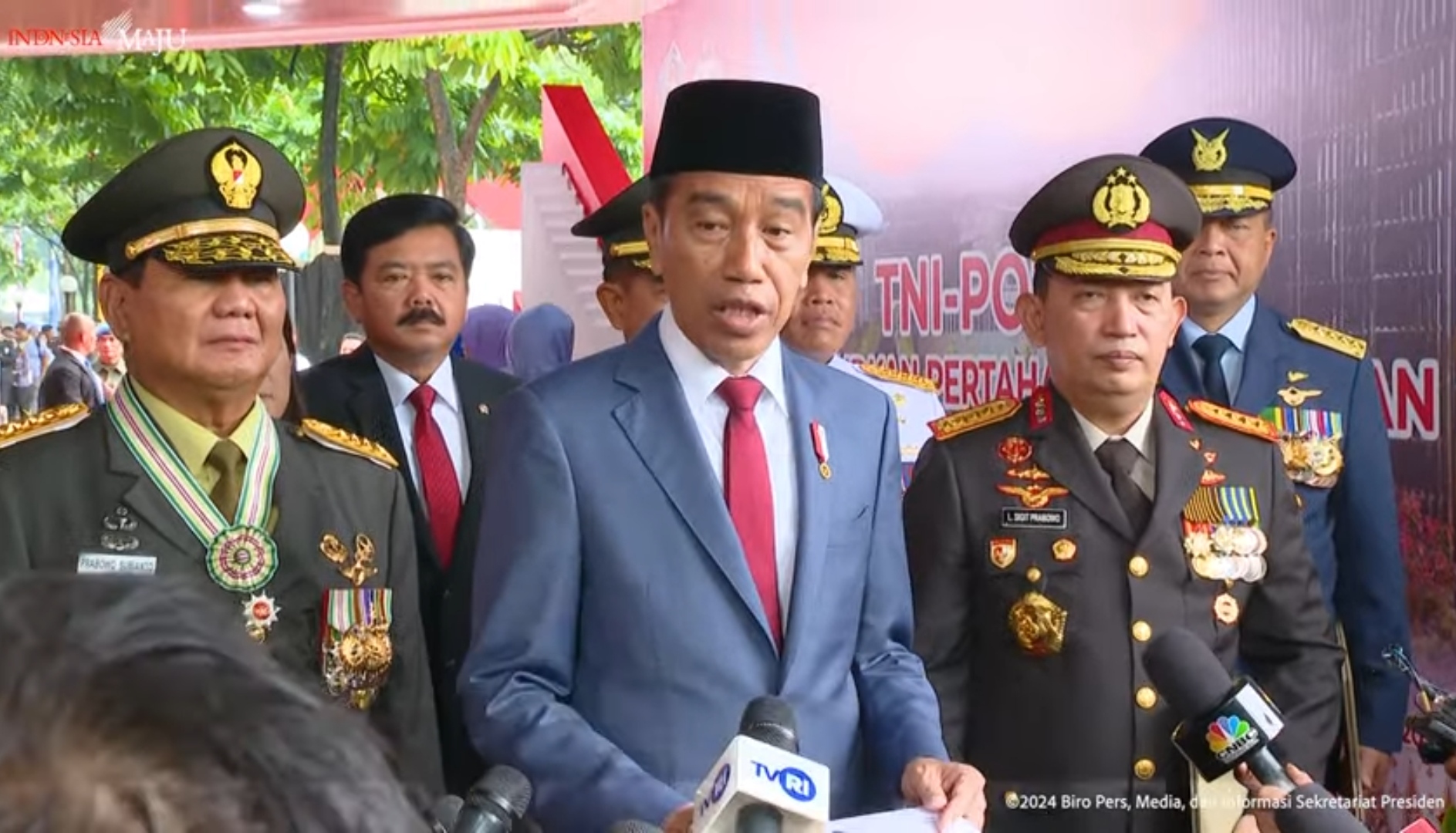 Presiden Jokowi memberikan keterangan keoadaedia usai seremoni pemberian tanda kehormatan kepada Prabowo Subianto, Rabu (28/2/2024). (YouTube Sekretariat Presiden) 