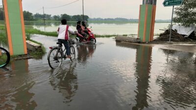 Ruas jalan di desa Jotangan, Kecamatan Mojosari, Mojokerto masih tergenang air, Rabu (28/2/2024). (Redaksi/kabarterdepan.com) 